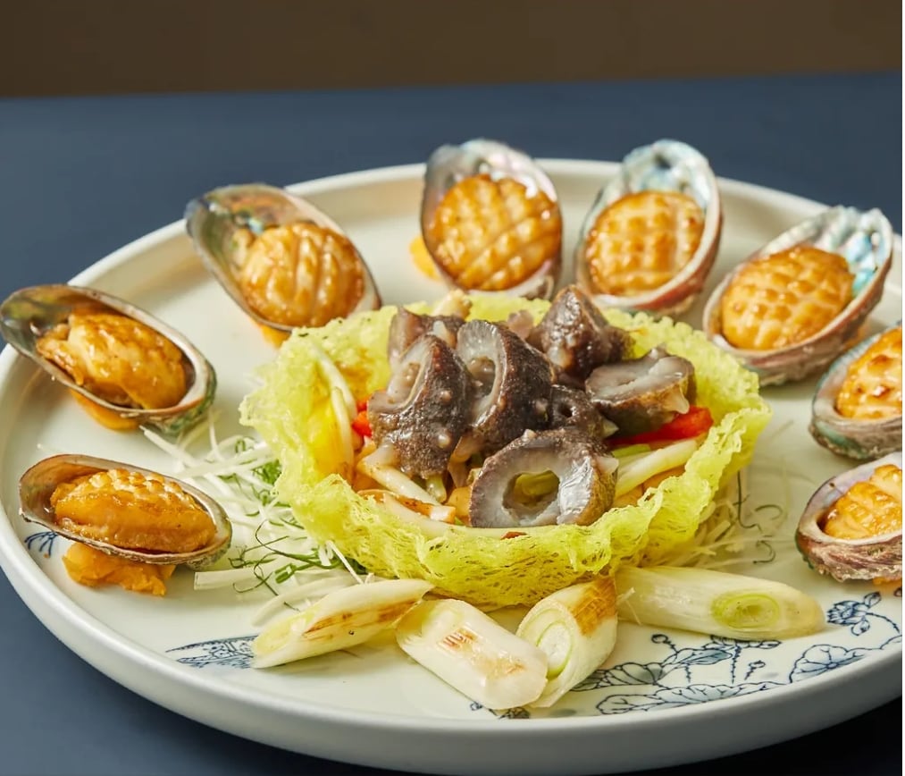 葱烧辽参拼鲍鱼 Braised Sea Cucumber with Abalone